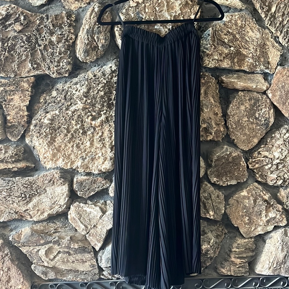 Uniqlo pleated black skirt
